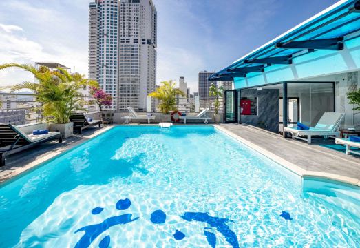 더 서머 호텔 야외 수영장 및 휴식 공간 이미지