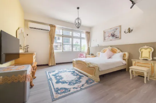 Purple Flower House Hotels near Anping Tree House