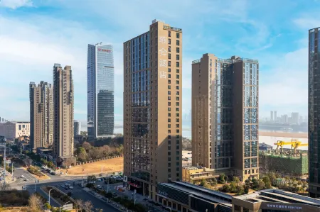 Feilun Hotel (Nanchang Qiushui Square Provincial Museum Store) Отели рядом с достопримечательностью «Jiangxi Mechanical and Electrical Vocational and Technical College»