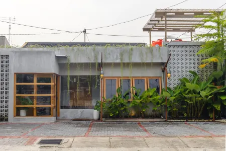 INNCA Exotic Inn, Semarang Отели рядом с достопримечательностью «Tugu Muda»