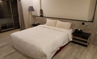4. Eiffel M..