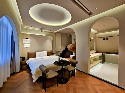 Baogui Begrace Xingkongchuangyi Hotel (Panyuwanbozhanglong Branch) Hotels near Chenyong Park
