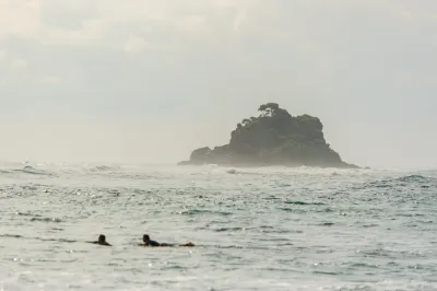 Ram's Surfing Beach Отели рядом с достопримечательностью «Pushparama Temple»