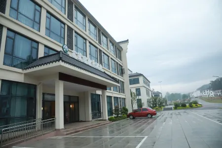 Baicaoyuan Wellness Hotel (Luotian County Jiuzihe) Отели рядом с достопримечательностью «Qingtaiguan Sceneic Area»