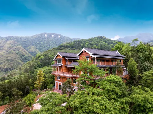 Homestays in Baihuazhai Scenic Area
