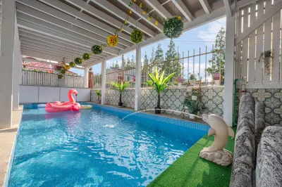 Dongyu Resort Hotel (Shanghai Dishui Lake) Hotels near Baolong City Plaza (Lingang Branch)