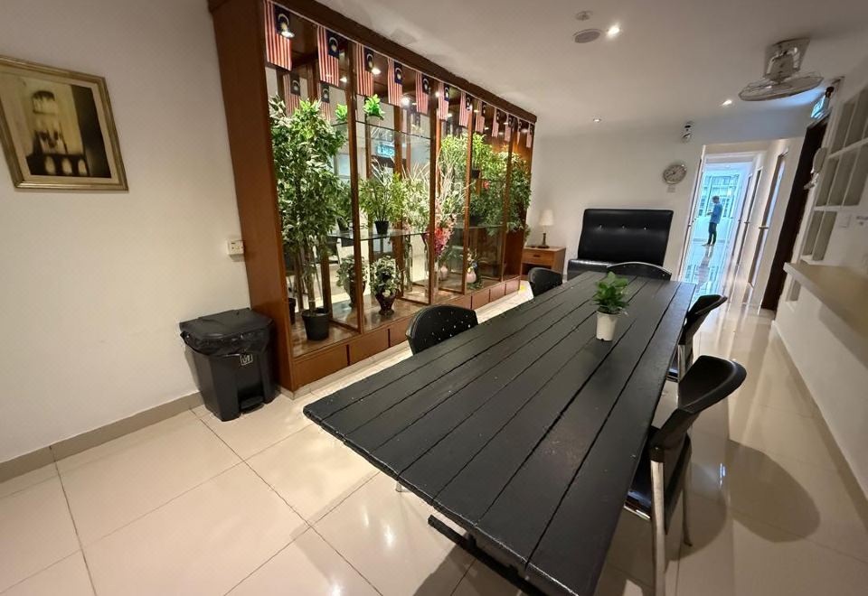BG Travelers Hostel의 모던한 내부 인테리어