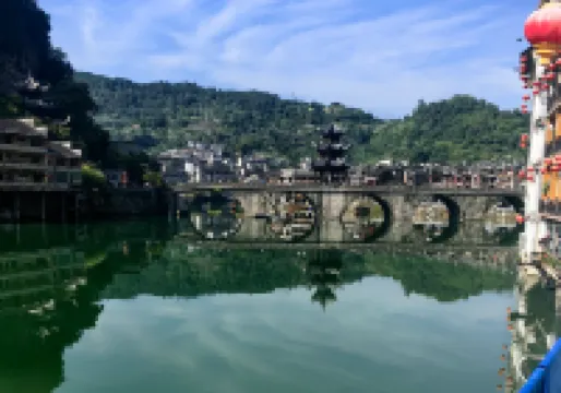 敘舊入影·雲錦月villa設計師美學民宿（鎮遠古城祝聖橋） 祝聖橋周辺のホテル