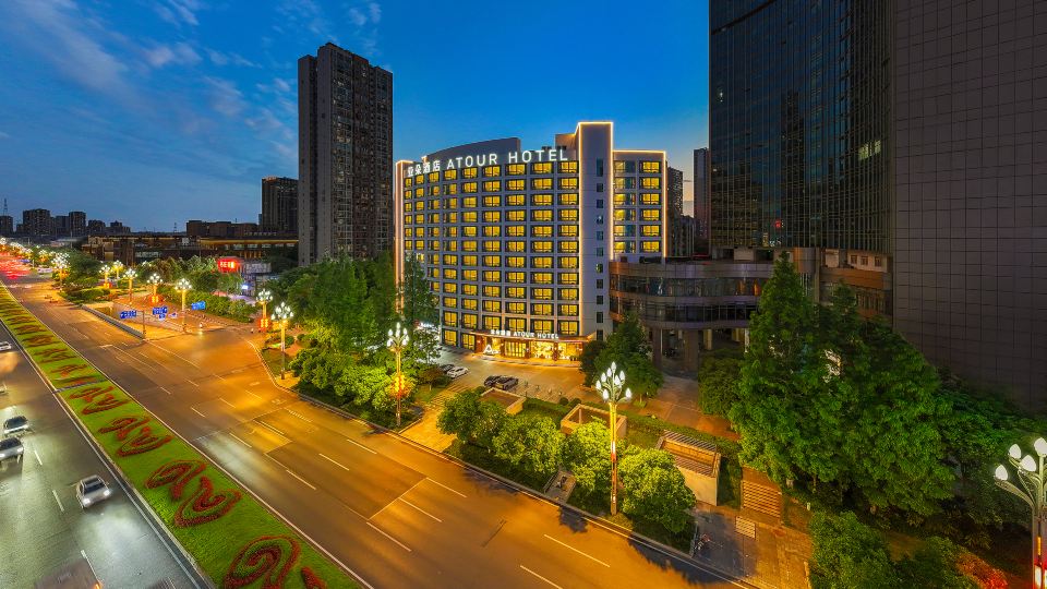 Chongqing West Station Longhu Yunling Tianjie Atour Hotel