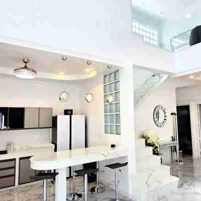 LUMALAND 芭達雅步行街豪華泳池別墅 Rooms