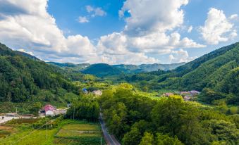 Qingmeng Xinghe Resort Hotel。