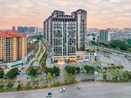 Jun Yuelan Hotel (Qinzhou Changrong World Trade Plaza Qinzhou East Station) Отели рядом с достопримечательностью «Qinzhou University Xianghuiyuan Campus»