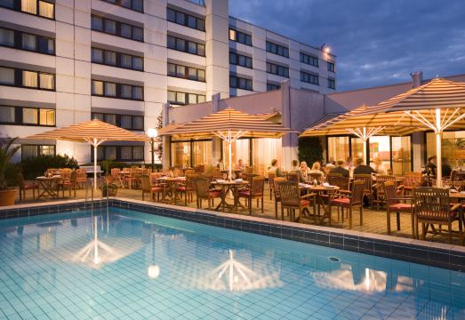 머큐어 호텔 프랑크푸르트 에쉬본 오스트 야외 수영장