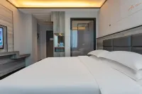 Borrman Hotel (Zhuhai Gongbei Port Fuhuali Light Rail Store) - ติดทะเล