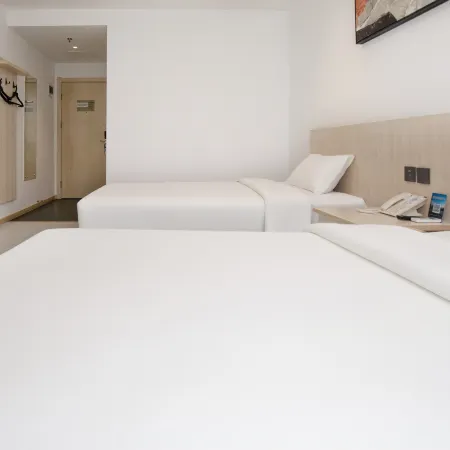 Ruiji Select Hotel (Zhenjiang Railway Station, Xijin Ferry)