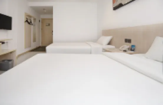 Ruiji Select Hotel (Zhenjiang Railway Station, Xijin Ferry)