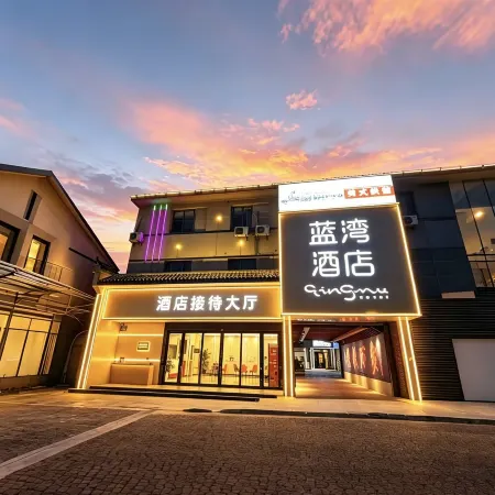 Lanwan Holiday Hotel (Banqiao Subway Station Wuyue Plaza)