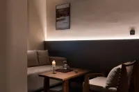 Yinmo Hotel (Guiyang Jiaxiu Tower Yitian City)