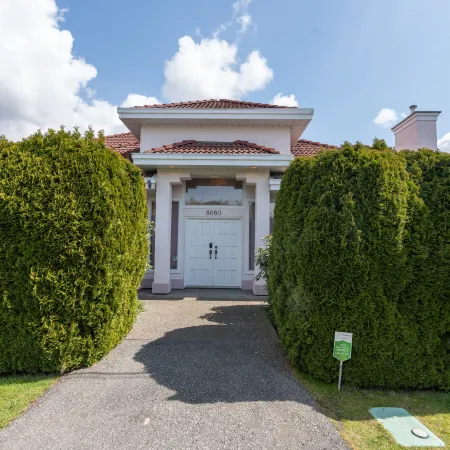 Elegant Richmond Stay Near YVR & Steveston
