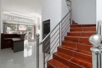 RedDoorz Plus near RS Royal Prima Medan - Pensionat