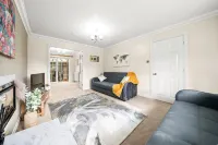 4BR 2BA+2WC | WiFi | Driveway | 7 Beds | Bolton - parking