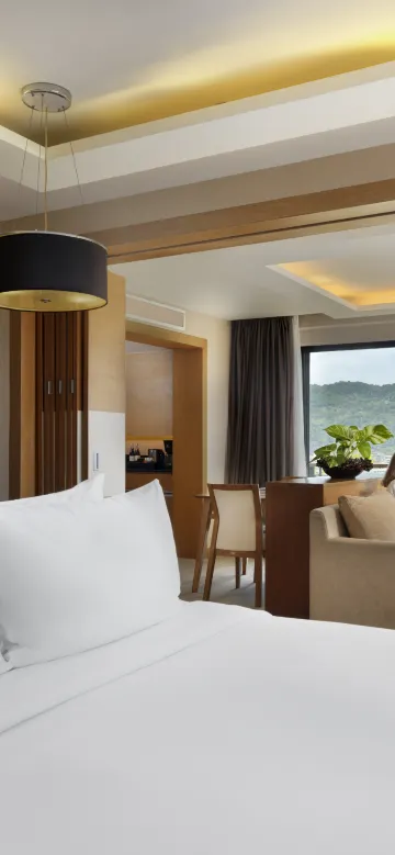 ห้องแฟมิลี่สวีท 87 ตร.ม. วิวทะเล พื้นที่นั่งเล่น ระเบียง 1 เตียงคิงไซส์