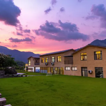 Yincaolu Zuoqin Youshu Homestay (Yuping Ancient Village Branch) Hotels near Shishe Village