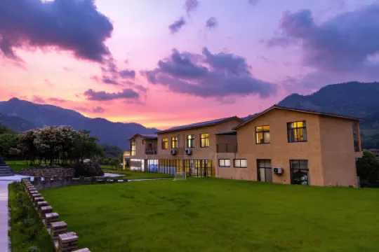 Yincaolu Zuoqin Youshu Homestay (Yuping Ancient Village Branch) Отели рядом с достопримечательностью «Fangyukong Yanjiyou Capsule Bookstore»