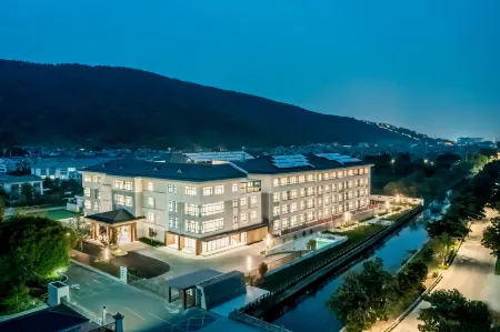 Mountain Lake Courtyard Hotel