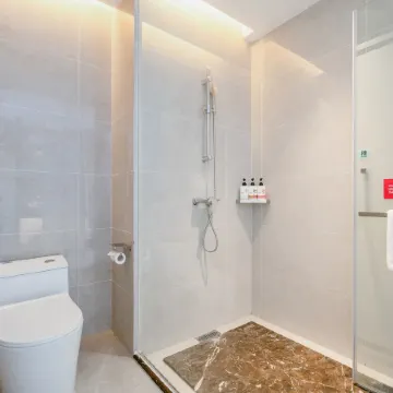 Echarm Hotel (Guigang High-Speed Rail Station Wuyue Plaza)