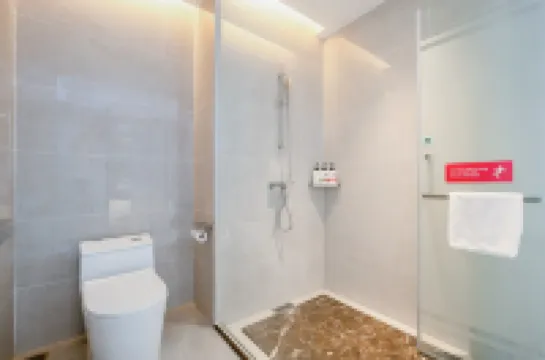 โรงแรมอีชาร์ม (สถานีรถไฟความเร็วสูง กุ้ยกัง หวู่เยว่พลาซ่า)