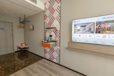 Borrman Hotel (Binhai Qichezhan Yigao Guangchang)