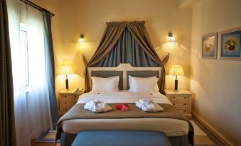 a cozy bedroom with a large bed , two lamps on either side of the headboard , and various pieces of furniture at Vila Alba Resort