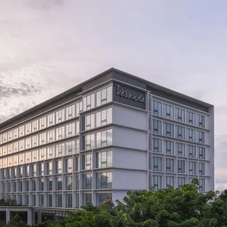 Veranda Hotel Pakubuwono Отели рядом с достопримечательностью «Плаза Сенаян»