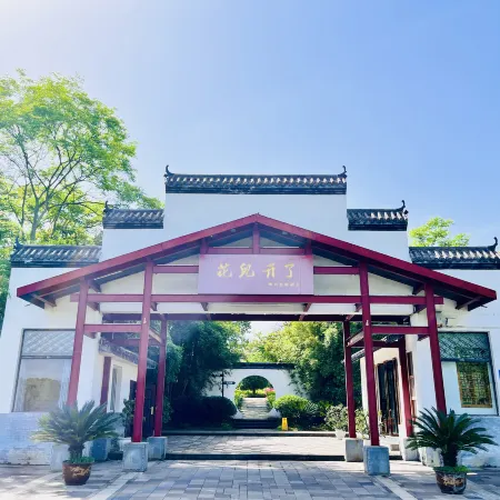 Wusheng Huaer opened a hotel