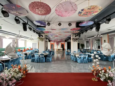 Huocheng Suhaijun Business Hotel Отели рядом с достопримечательностью «Xinyi Self-Drive Campground (Sayram Lake Branch)»