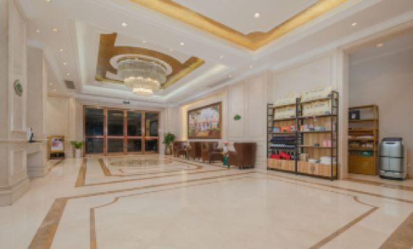 Vienna Hotel (Shenzhen Fuyong Metro Station)