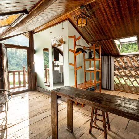 Tujia Diaojiaolou Ancient Village Homestay (Lichuan)