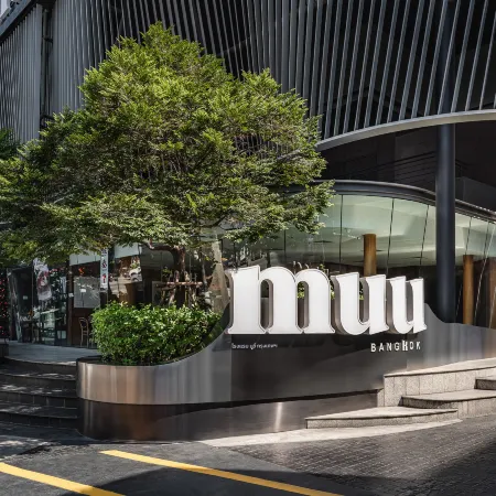 MUU Bangkok, Small Luxury Hotels of the World Отели рядом с достопримечательностью «Тхонг Лор»