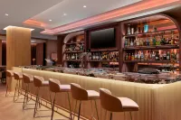 Revery Toronto Downtown, Curio Collection by Hilton - Baarit