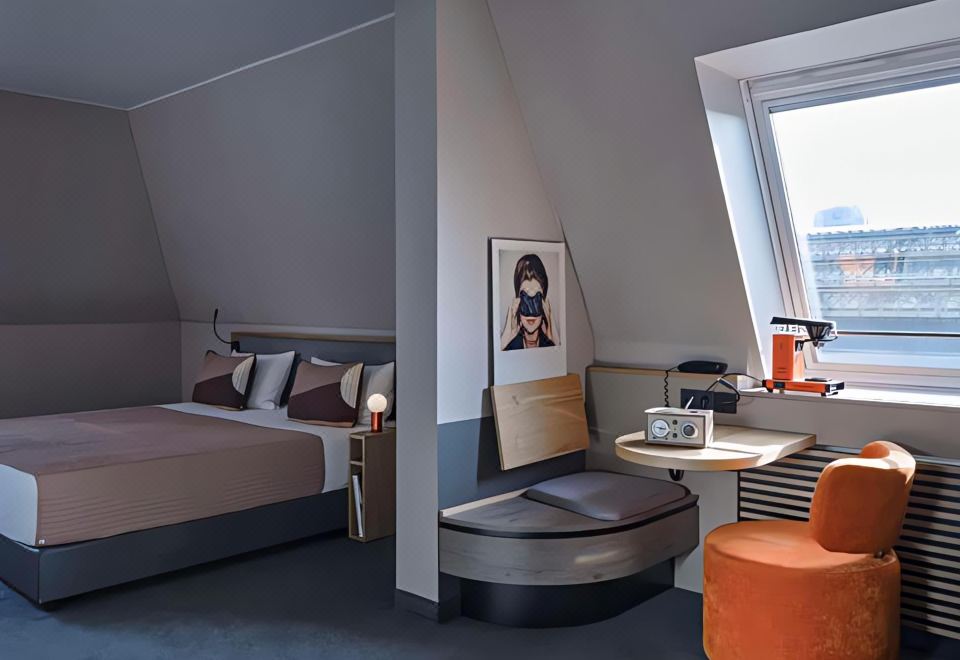 2. 플레밍스 익스프..