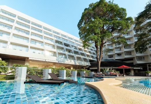 Andaman Embrace Patong의 수영장