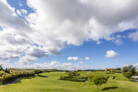 Crowne Plaza Caparica Lisbon Отели рядом со станцией Pragal