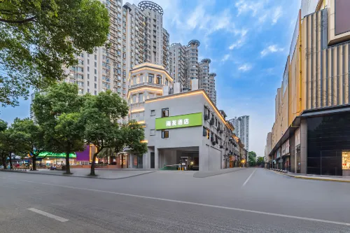 Hi Inn (Nanchang Bayi Square Provincial Art Museum)