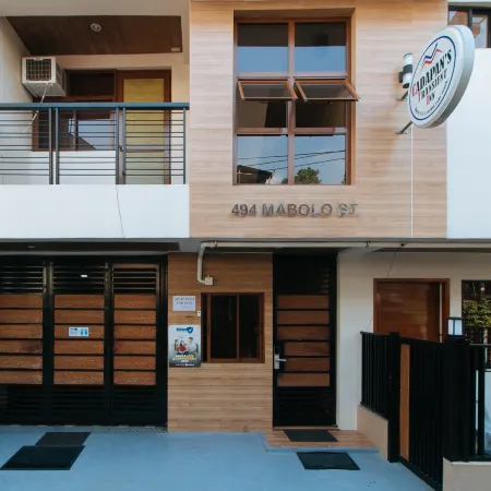 RedDoorz Plus near Uptown BGC Mall Отели рядом с достопримечательностью «Корейское посольство»