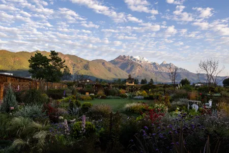 Mu Lan·Companion Mountain Garden Snow Mountain Panoramic Homestay Отели рядом с достопримечательностью «Lijiang Snow Mountain Falcon Valley Scenic Area»