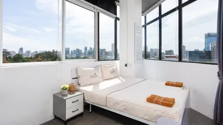 SKY HOTEL Central Phnom Penh - Rooms & Apartments Отели рядом с достопримечательностью «Уот Ауналом Монастери»