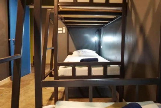 เตียงในห้องเรือนผสมพร้อมเครื่องปรับอากาศ