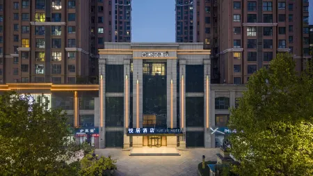 Yueju Hotel (Xinyang High-speed Railway East Station Daxin Plaza) Отели рядом со станцией Xinyang East Railway Station