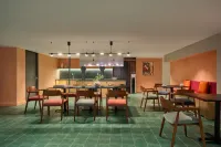 إم فيليدج هوتل لونج بين